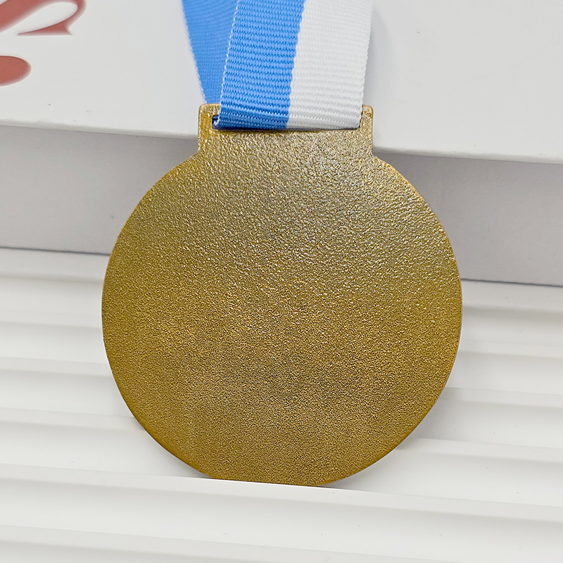 Medalla de metal de color bronce retro, relieve 3D de esquí acuático en la montaña, coleccionable de deportes al aire libre.