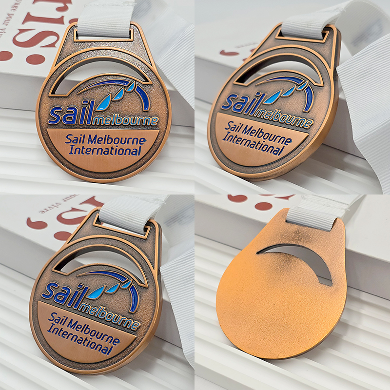 Medalla de metal de bronce vintage, elemento de velero pintado en azul conmemorativo para la Melbourne International Yacht Race, un evento náutico coleccionable.