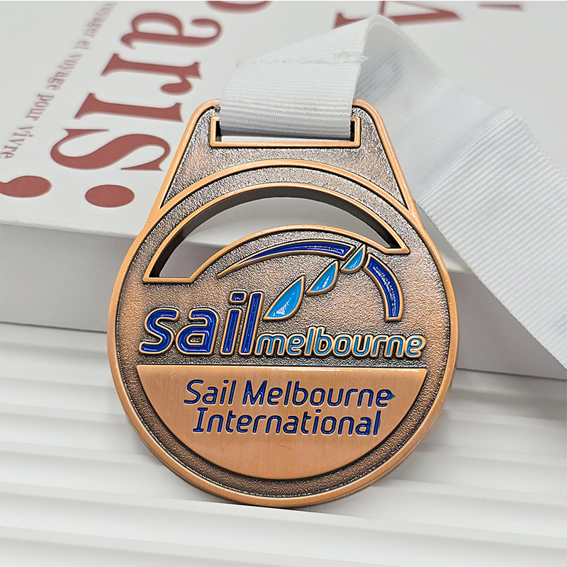 Medalla de metal de bronce vintage, elemento de velero pintado en azul conmemorativo para la Melbourne International Yacht Race, un evento náutico coleccionable.