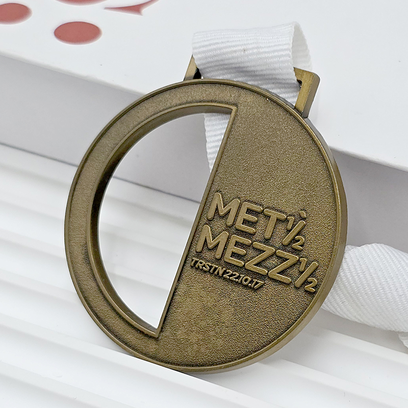 Medalla de metal bronce retro, diseño calado semicircular conmemorativo, coleccionable de eventos deportivos.