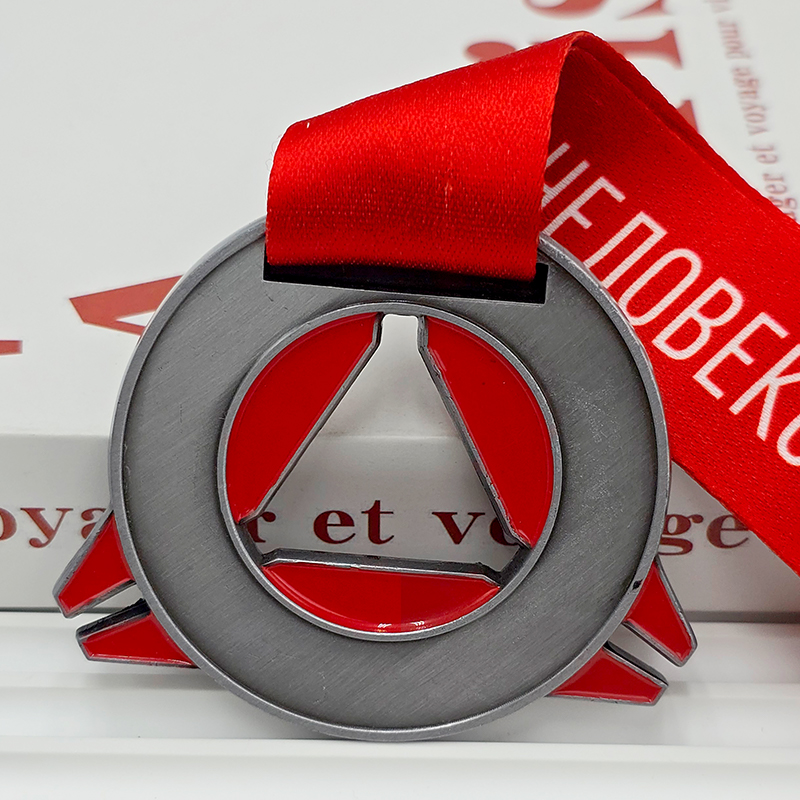 Medalla de metal en contraste plateado y rojo, anillo conmemorativo de la carrera Reebok de Moscú con relieve calado triangular en forma de anillo, artículo coleccionable de eventos deportivos.