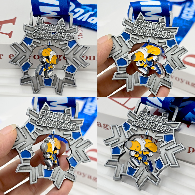 Medallas de metal contrastantes en plata, azul y amarillo. Adorno de colección temático invernal con relieve hueco tridimensional de un erizo de dibujos animados conmemorativo de eventos invernales