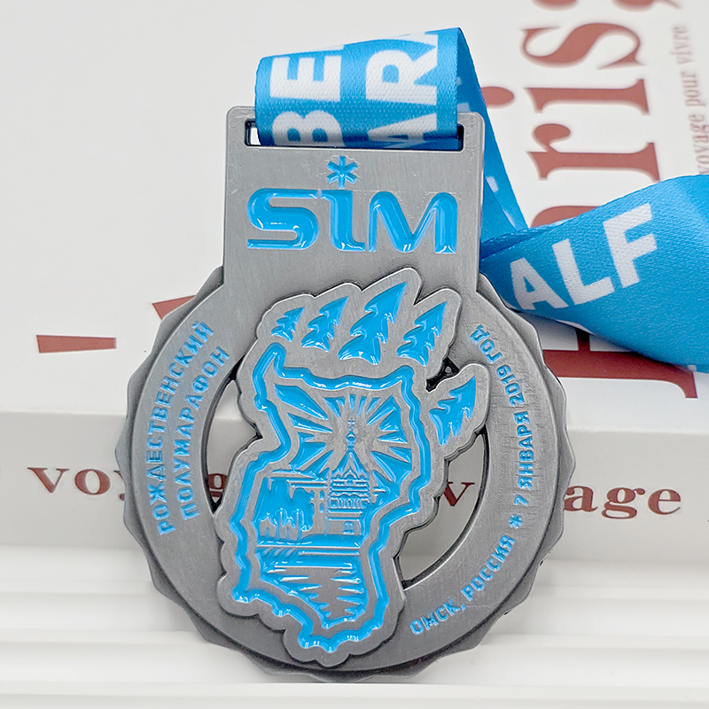 Medallas metálicas para el Día del Defensor de la Patria, hitos conmemorativos de ciudades, esculturas en relieve caladas, coleccionables de eventos temáticos.