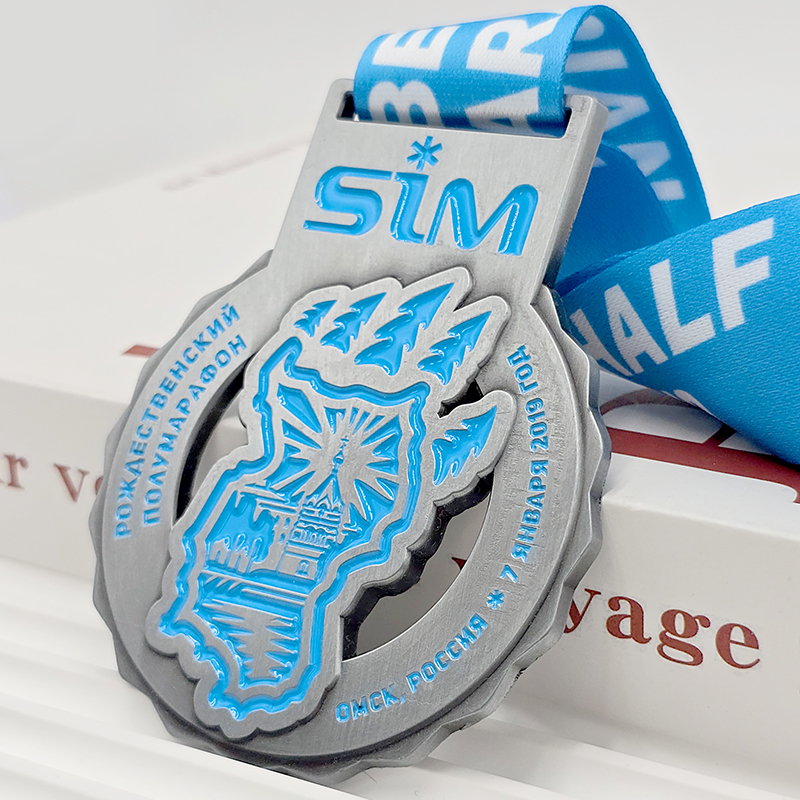 Medallas metálicas para el Día del Defensor de la Patria, hitos conmemorativos de ciudades, esculturas en relieve caladas, coleccionables de eventos temáticos.