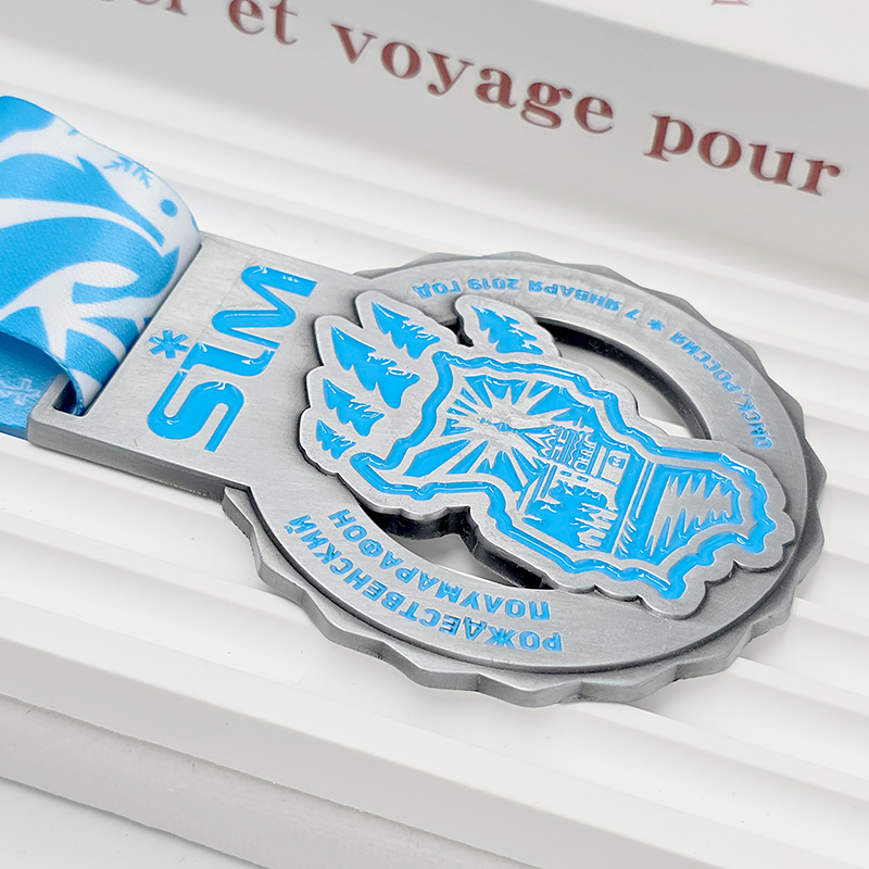 Medallas metálicas para el Día del Defensor de la Patria, hitos conmemorativos de ciudades, esculturas en relieve caladas, coleccionables de eventos temáticos.