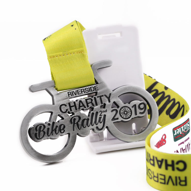 Medalla de metal plateado, Riverside Charity Bike Rally Conmemorativo Bicicleta en forma de Hueco Evento Benéfico Ornamento Coleccionable