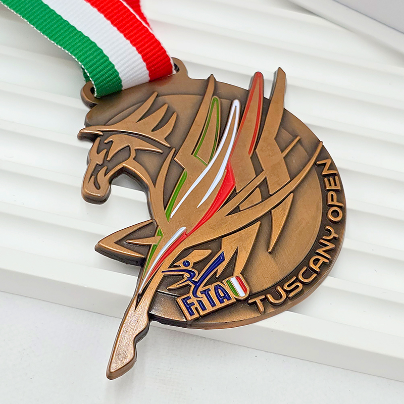 Medalla de metal color bronce vintage, relieve conmemorativo de cabeza de caballo del Abierto de la Toscana, coleccionable del torneo italiano.