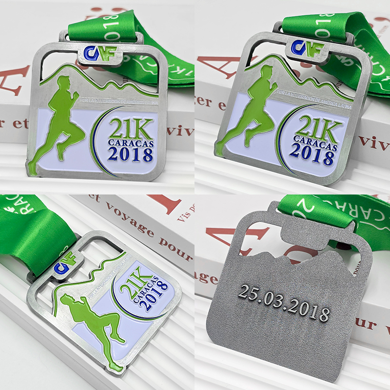 Medalla metálica con bloques de color plateado y verde, relieve de silueta de corredor conmemorativo de media maratón de 21K, coleccionable de carrera con tema de integración latinoamericana.