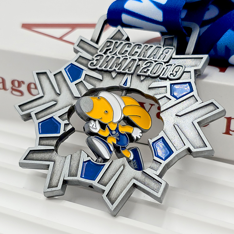 Medalla metálica en contraste de plata y azul, relieve de copo de nieve de corredor de dibujos animados conmemorativo de la carrera invernal rusa, coleccionable de running con temática invernal.