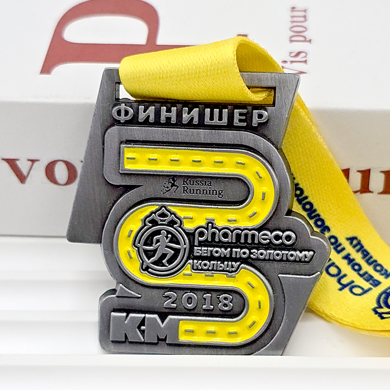 Medalla metálica con bloques de color negro y amarillo, relieve 3D de pista en forma de S conmemorativo de la finalización de 5 km de la 