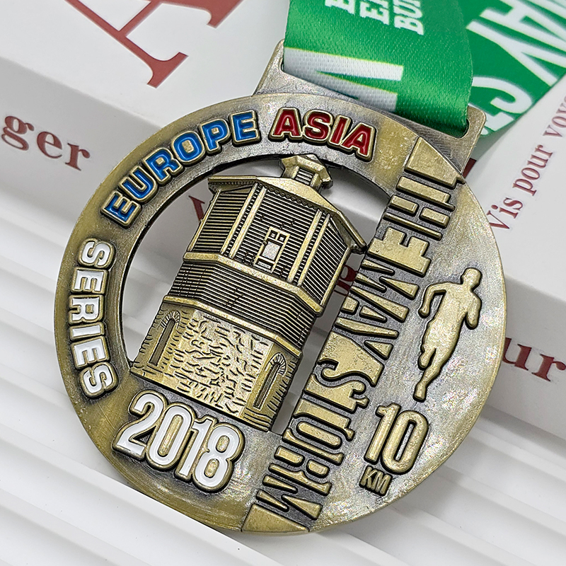 Medalla de metal de bronce vintage 2018 Serie Eurasia 10km edificio conmemorativo con relieve de corredor, un coleccionable de carrera transcontinental.