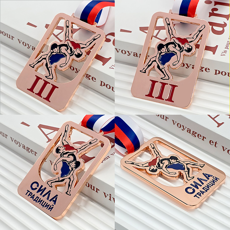 Medalla de metal rosa dorado, conmemorativa de una medalla de bronce para campeones de lucha libre/judo, con un relieve en 3D de atletas en plena acción, un artículo de colección de un evento deportivo.