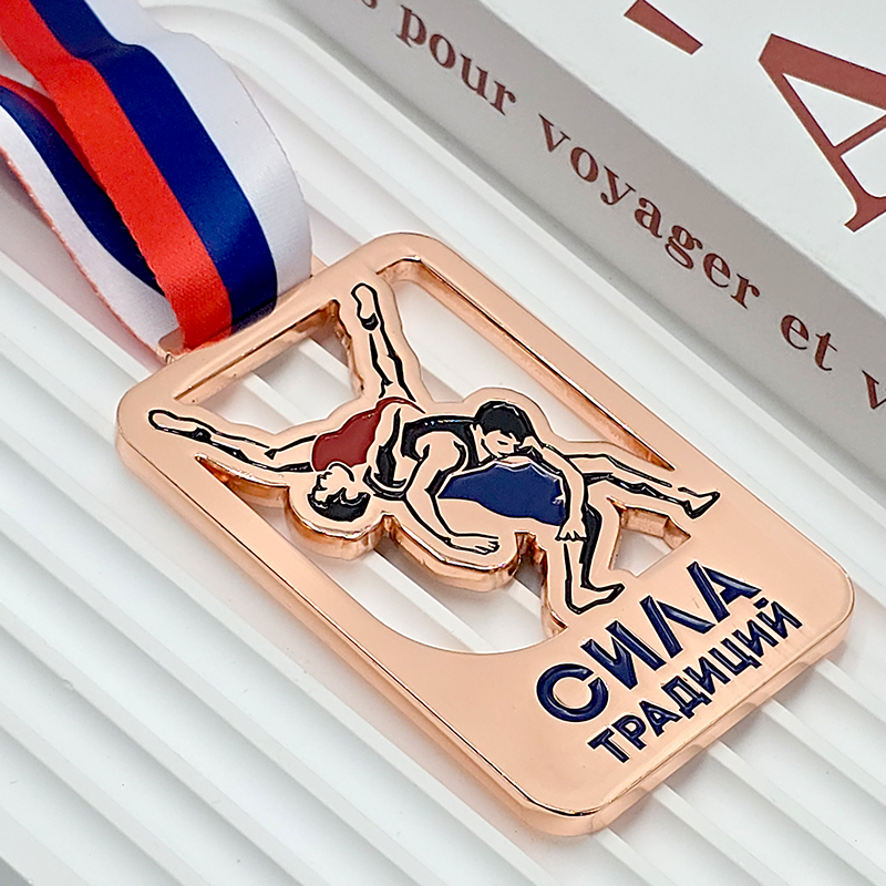Medalla de metal rosa dorado, conmemorativa de una medalla de bronce para campeones de lucha libre/judo, con un relieve en 3D de atletas en plena acción, un artículo de colección de un evento deportivo.