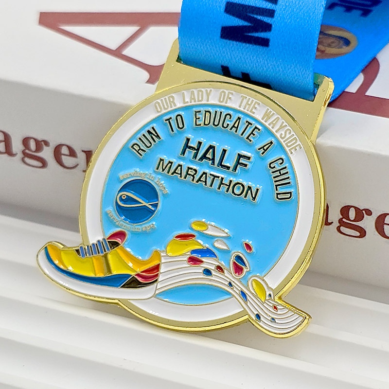 Medalla metálica con bloques de color dorado y azul, zapatilla de correr conmemorativa de la media maratón benéfica «RUN TO EDUCATE A CHILD» (Corre para educar a un niño) pintada en relieve, pieza coleccionable de la carrera.