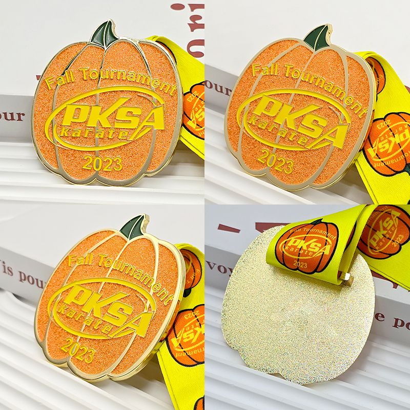 Medalla metálica con forma de calabaza en colores naranja y dorado, conmemorativa del Campeonato de Karate de Otoño PKSA 2023, artículo coleccionable con temática de Halloween.