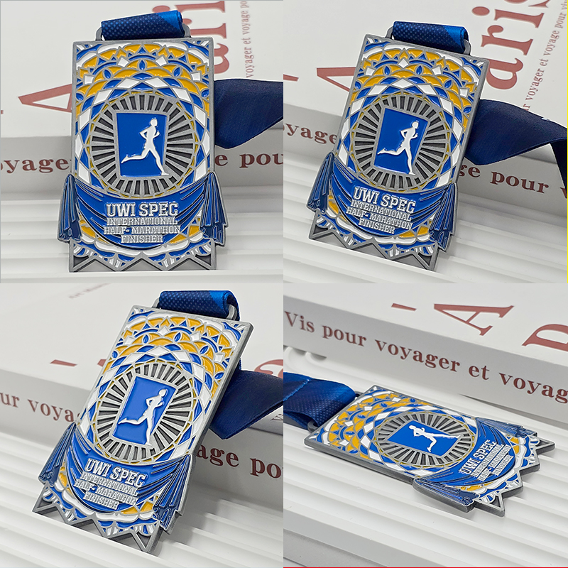 Medalla metálica con bloques de color plateado, azul y amarillo, artículo conmemorativo para los finalistas de la Media Maratón Internacional UWI SPEC, relieve de corredor con diseño en mosaico, objeto coleccionable de la carrera caribeña.