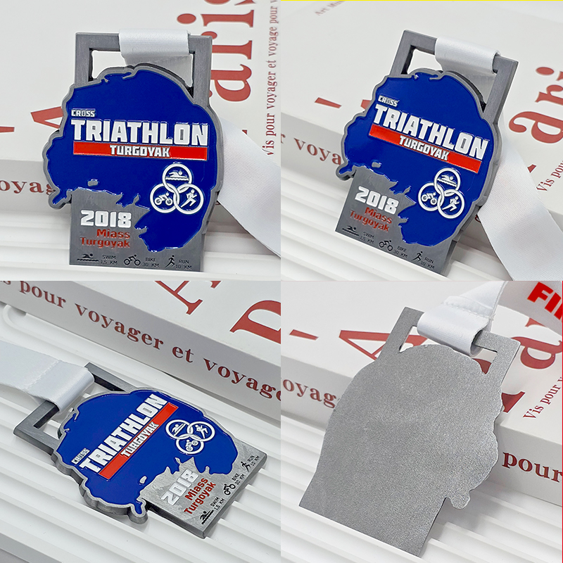 Medalla metálica bicolor plateada y azul, conmemorativa del Triatlón Turgoyak 2018, con un relieve en 3D del contorno de un lago, un artículo coleccionable de un evento deportivo al aire libre ruso.
