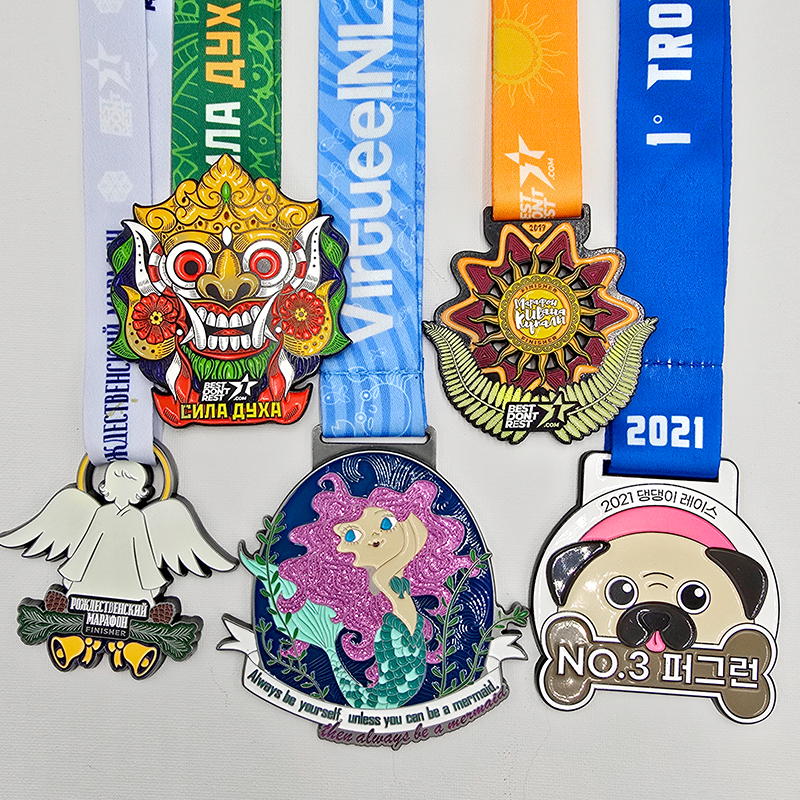 Conjunto de medallas metálicas con motivos divertidos: máscara balinesa / sol / ángel / sirena / pug en relieve; conjunto coleccionable de competición multinacional.