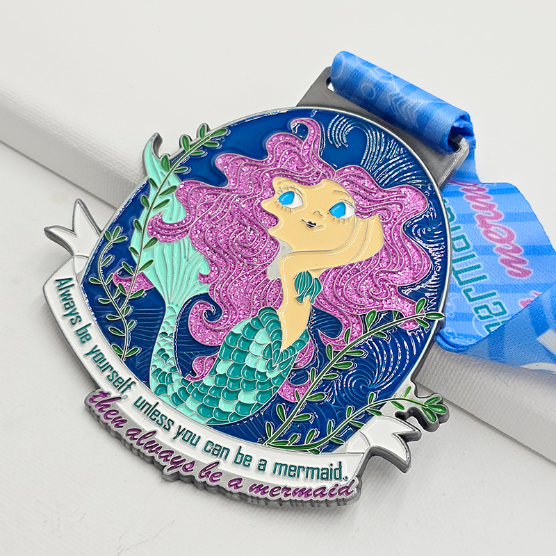 Conjunto de medallas metálicas con motivos divertidos: máscara balinesa / sol / ángel / sirena / pug en relieve; conjunto coleccionable de competición multinacional.