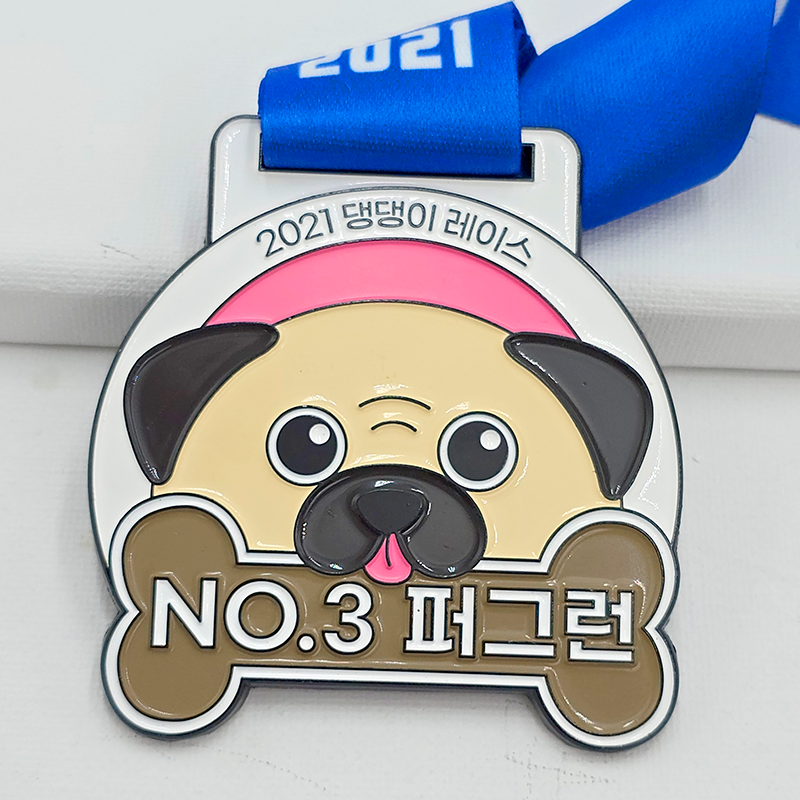 Conjunto de medallas metálicas con motivos divertidos: máscara balinesa / sol / ángel / sirena / pug en relieve; conjunto coleccionable de competición multinacional.