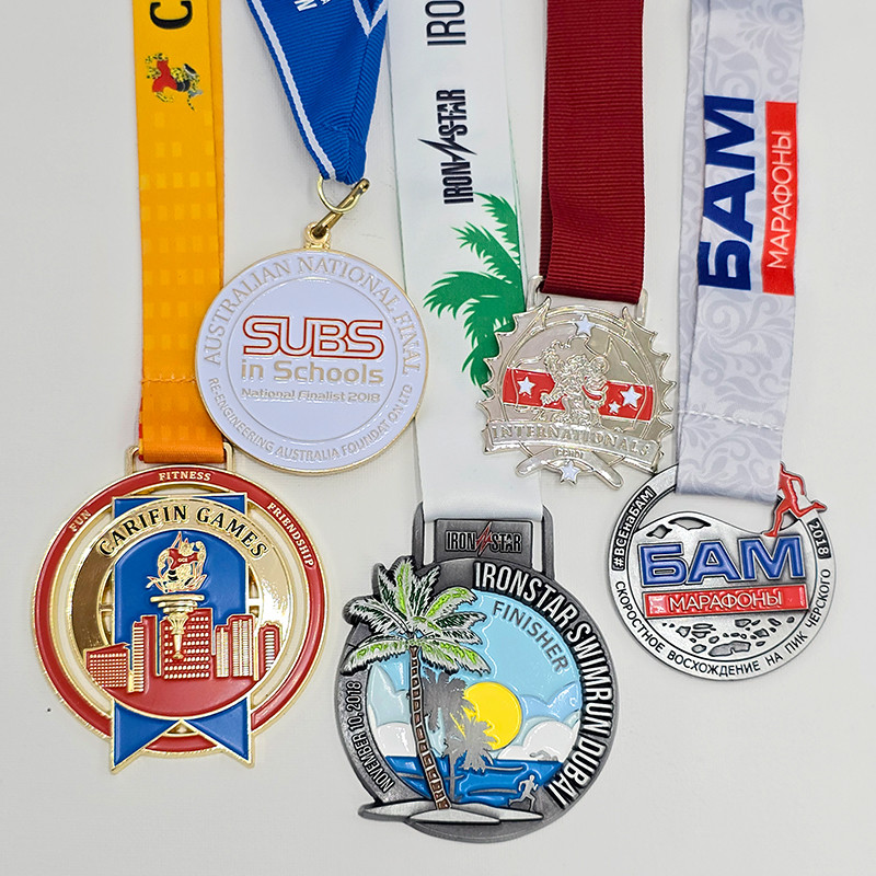 Conjunto de medallas metálicas de eventos deportivos multinacionales, conmemorativas de los Juegos del Caribe, el Triatlón, la Maratón de Rusia, etc.; relieves de ciudades/islas; conjunto coleccionable de eventos deportivos mundiales.