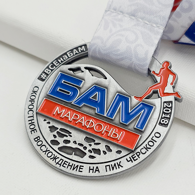 Conjunto de medallas metálicas de eventos deportivos multinacionales, conmemorativas de los Juegos del Caribe, el Triatlón, la Maratón de Rusia, etc.; relieves de ciudades/islas; conjunto coleccionable de eventos deportivos mundiales.