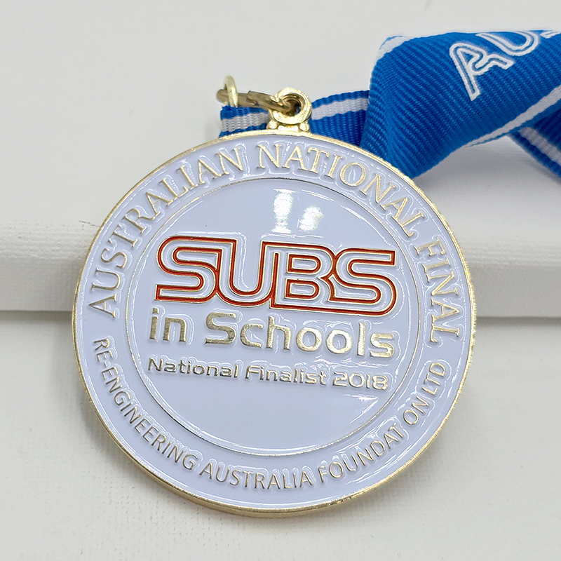 Conjunto de medallas metálicas de eventos deportivos multinacionales, conmemorativas de los Juegos del Caribe, el Triatlón, la Maratón de Rusia, etc.; relieves de ciudades/islas; conjunto coleccionable de eventos deportivos mundiales.