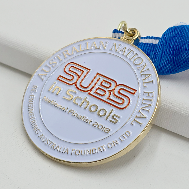 Conjunto de medallas metálicas de eventos deportivos multinacionales, conmemorativas de los Juegos del Caribe, el Triatlón, la Maratón de Rusia, etc.; relieves de ciudades/islas; conjunto coleccionable de eventos deportivos mundiales.