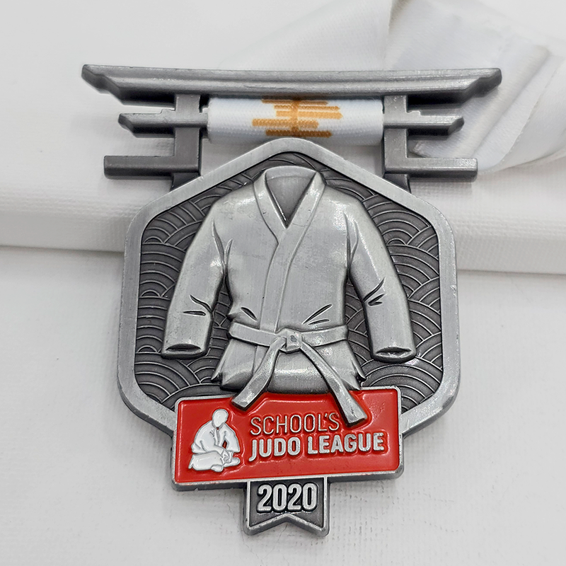 Conjunto de medallas metálicas con temática multideportiva: Carrera de 5 km / Liga de judo / Rock Warrior / Edición conmemorativa del 75.º aniversario, etc.; Zapatillas de correr / Relieve samurái; Conjunto coleccionable de eventos internacionales múltiples.