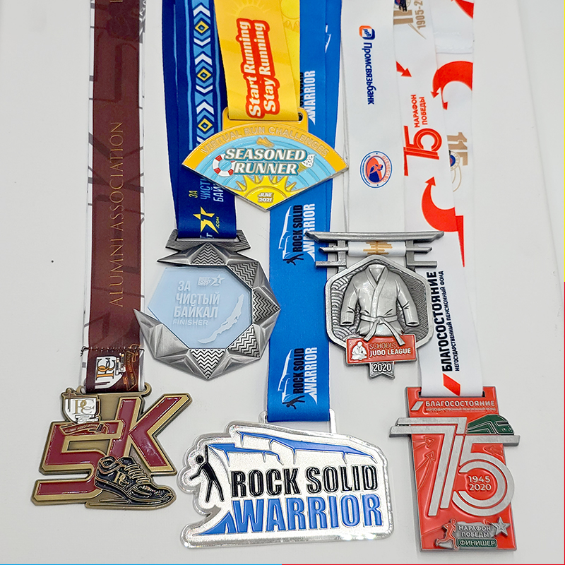 Conjunto de medallas metálicas con temática multideportiva: Carrera de 5 km / Liga de judo / Rock Warrior / Edición conmemorativa del 75.º aniversario, etc.; Zapatillas de correr / Relieve samurái; Conjunto coleccionable de eventos internacionales múltiples.