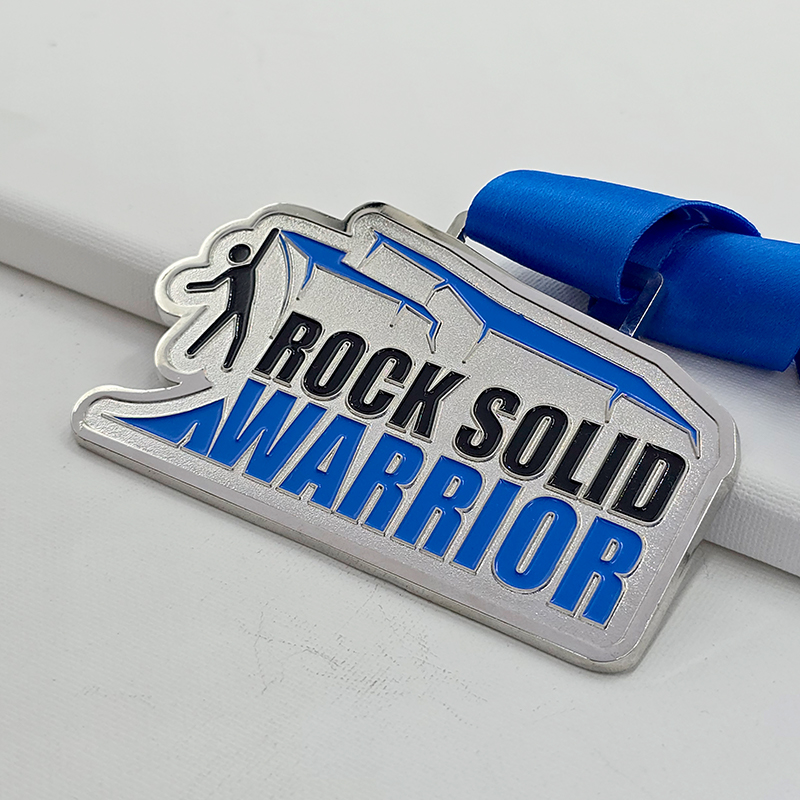 Conjunto de medallas metálicas con temática multideportiva: Carrera de 5 km / Liga de judo / Rock Warrior / Edición conmemorativa del 75.º aniversario, etc.; Zapatillas de correr / Relieve samurái; Conjunto coleccionable de eventos internacionales múltiples.