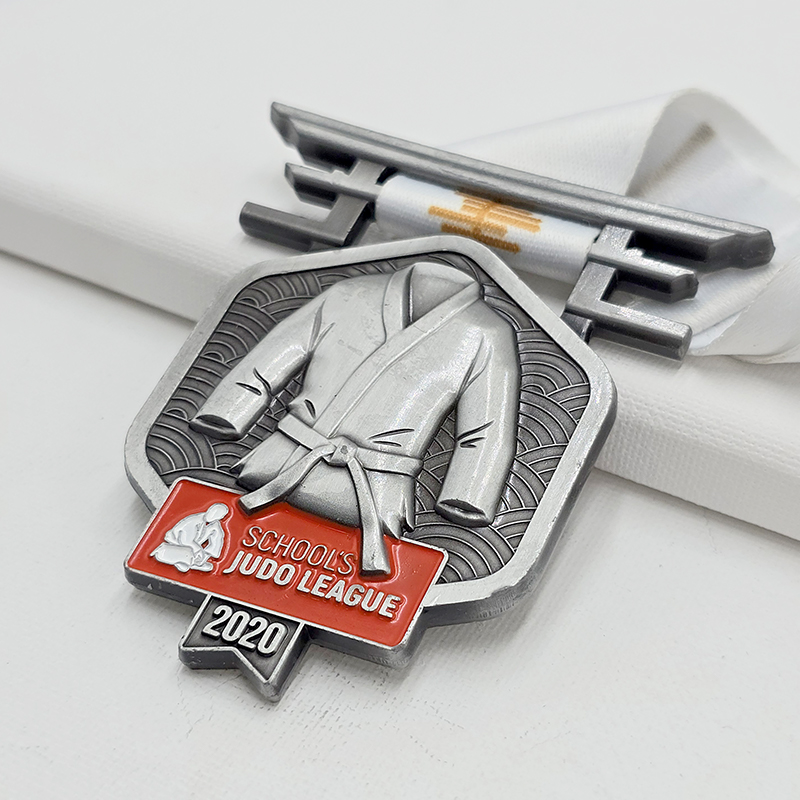 Conjunto de medallas metálicas con temática multideportiva: Carrera de 5 km / Liga de judo / Rock Warrior / Edición conmemorativa del 75.º aniversario, etc.; Zapatillas de correr / Relieve samurái; Conjunto coleccionable de eventos internacionales múltiples.