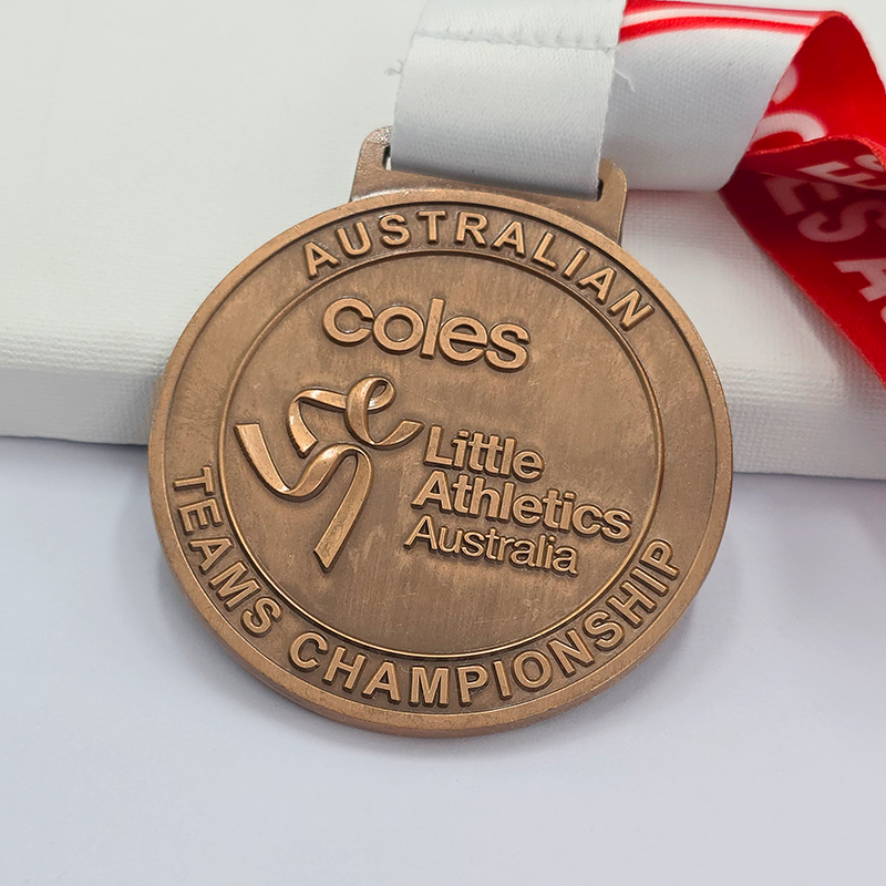 Conjunto de medallas metálicas de eventos deportivos australianos, que incluye medallas conmemorativas de atletismo, bolos, piragüismo, etc., con mapas y relieves de canguros. Un conjunto coleccionable de medallas de eventos deportivos australianos.