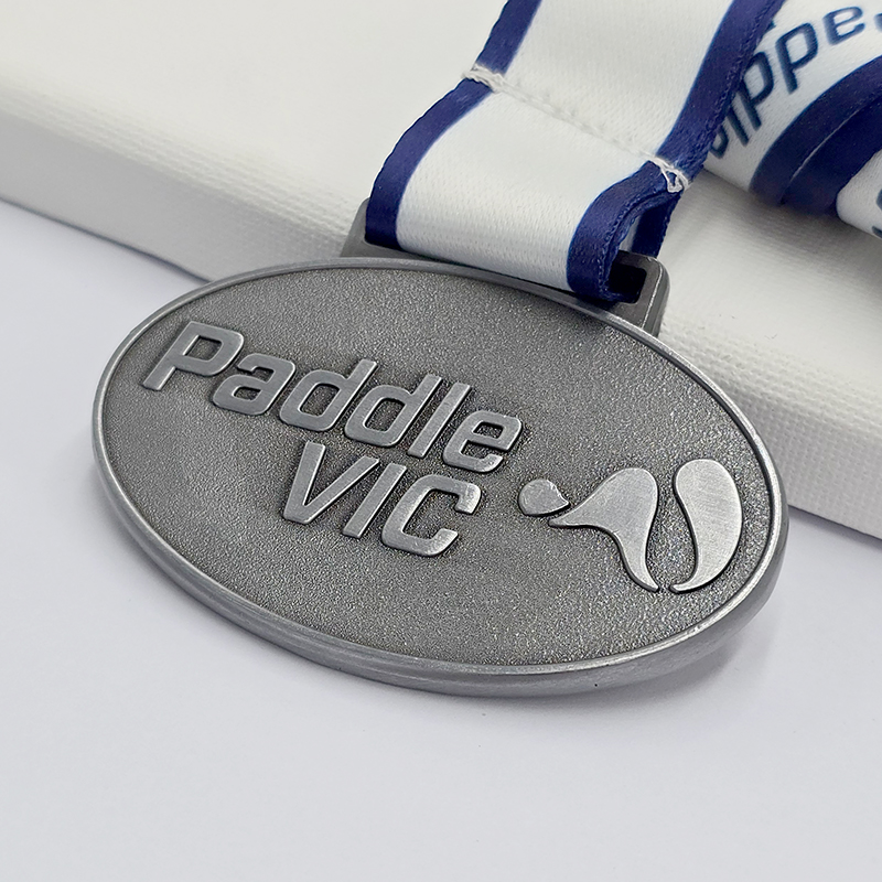 Conjunto de medallas metálicas de eventos deportivos australianos, que incluye medallas conmemorativas de atletismo, bolos, piragüismo, etc., con mapas y relieves de canguros. Un conjunto coleccionable de medallas de eventos deportivos australianos.