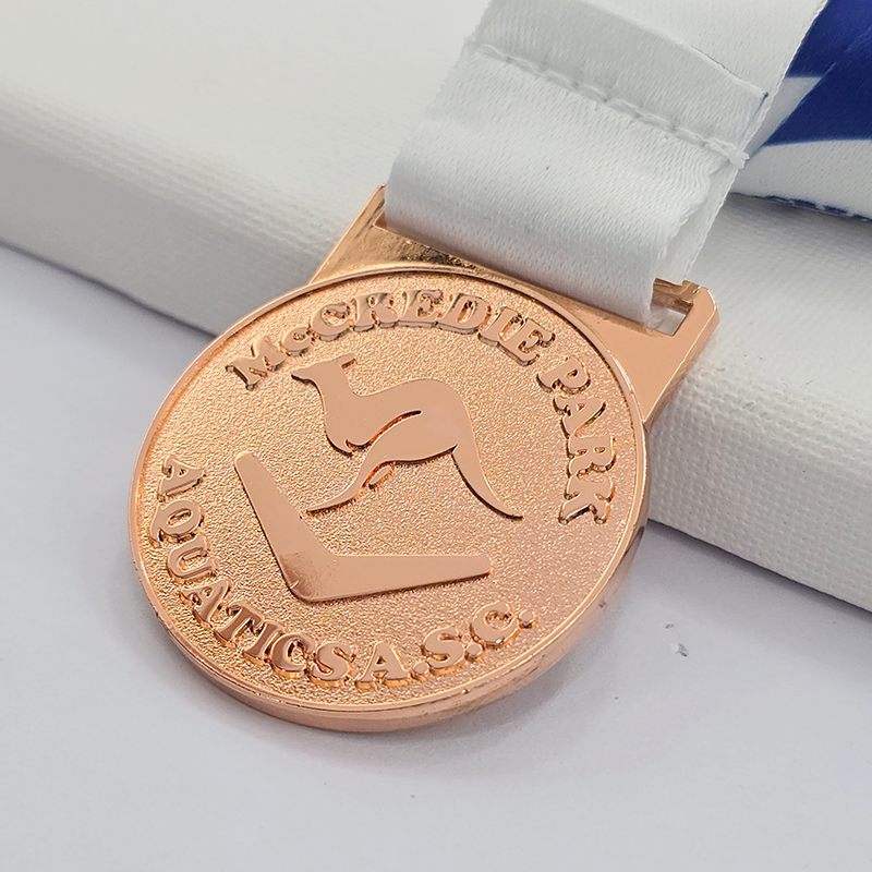 Conjunto de medallas metálicas de eventos deportivos australianos, que incluye medallas conmemorativas de atletismo, bolos, piragüismo, etc., con mapas y relieves de canguros. Un conjunto coleccionable de medallas de eventos deportivos australianos.