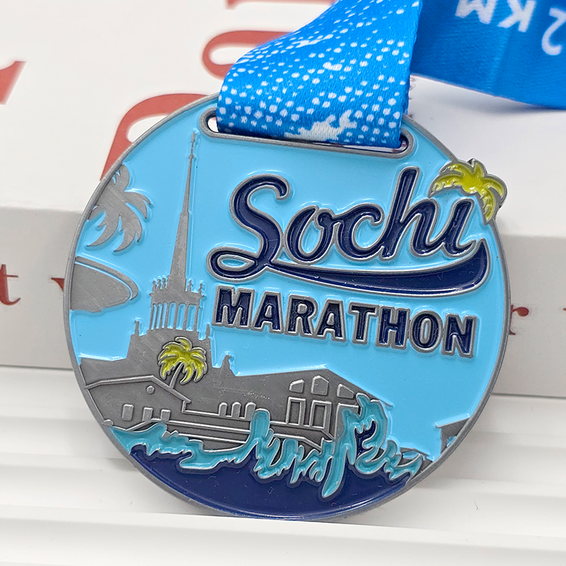 Conjunto de medallas metálicas con temática blues: Maratón de Sochi / Triatlón / Invierno ruso / Media maratón internacional, etc. Piezas conmemorativas con relieves de ciudades, islas y copos de nieve. Un conjunto coleccionable de medallas de múltiples eventos de running en todo el mundo.