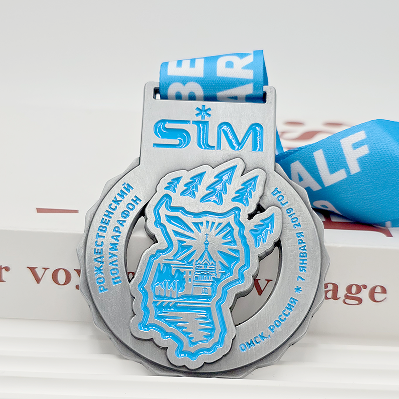 Conjunto de medallas metálicas con temática blues: Maratón de Sochi / Triatlón / Invierno ruso / Media maratón internacional, etc. Piezas conmemorativas con relieves de ciudades, islas y copos de nieve. Un conjunto coleccionable de medallas de múltiples eventos de running en todo el mundo.