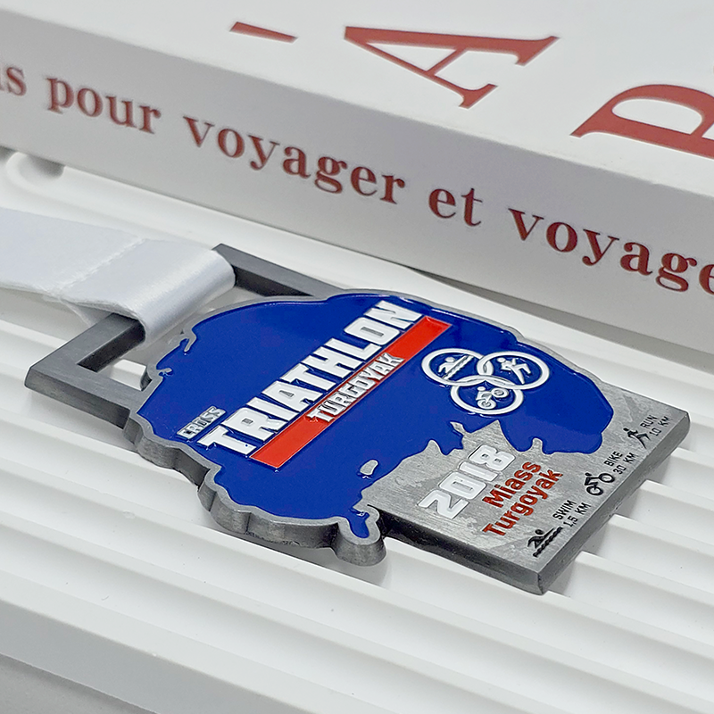 Conjunto de medallas metálicas con temática blues: Maratón de Sochi / Triatlón / Invierno ruso / Media maratón internacional, etc. Piezas conmemorativas con relieves de ciudades, islas y copos de nieve. Un conjunto coleccionable de medallas de múltiples eventos de running en todo el mundo.