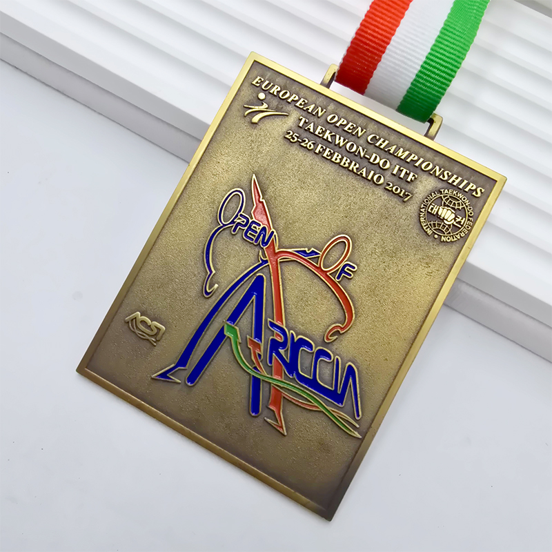 Conjunto de medallas metálicas de eventos deportivos de Eurasia: Serie Eurasia / Campeonato de hockey sobre hielo / Abierto de taekwondo / Torre conmemorativa del maratón de la ciudad / Relieve de atleta. Un conjunto coleccionable de eventos deportivos intercontinentales.