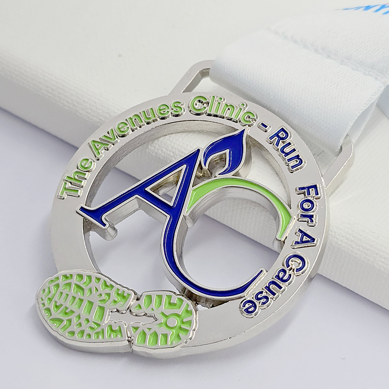 Conjunto de medallas metálicas Global Fun Run: conjunto conmemorativo de carreras benéficas, carreras navideñas, retos en la montaña nevada y carreras con temática de copos de nieve, incluye abrebotellas y escultura en relieve de montaña nevada, conjunto coleccionable de carreras en varios países.