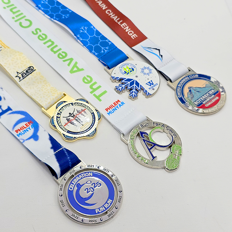 Conjunto de medallas metálicas Global Fun Run: conjunto conmemorativo de carreras benéficas, carreras navideñas, retos en la montaña nevada y carreras con temática de copos de nieve, incluye abrebotellas y escultura en relieve de montaña nevada, conjunto coleccionable de carreras en varios países.