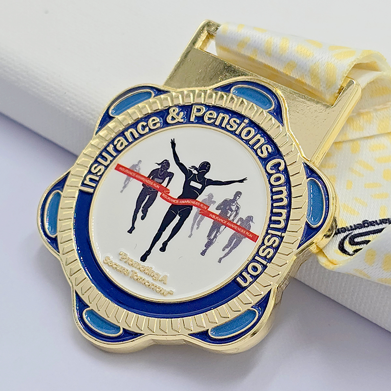 Conjunto de medallas metálicas Global Fun Run: conjunto conmemorativo de carreras benéficas, carreras navideñas, retos en la montaña nevada y carreras con temática de copos de nieve, incluye abrebotellas y escultura en relieve de montaña nevada, conjunto coleccionable de carreras en varios países.