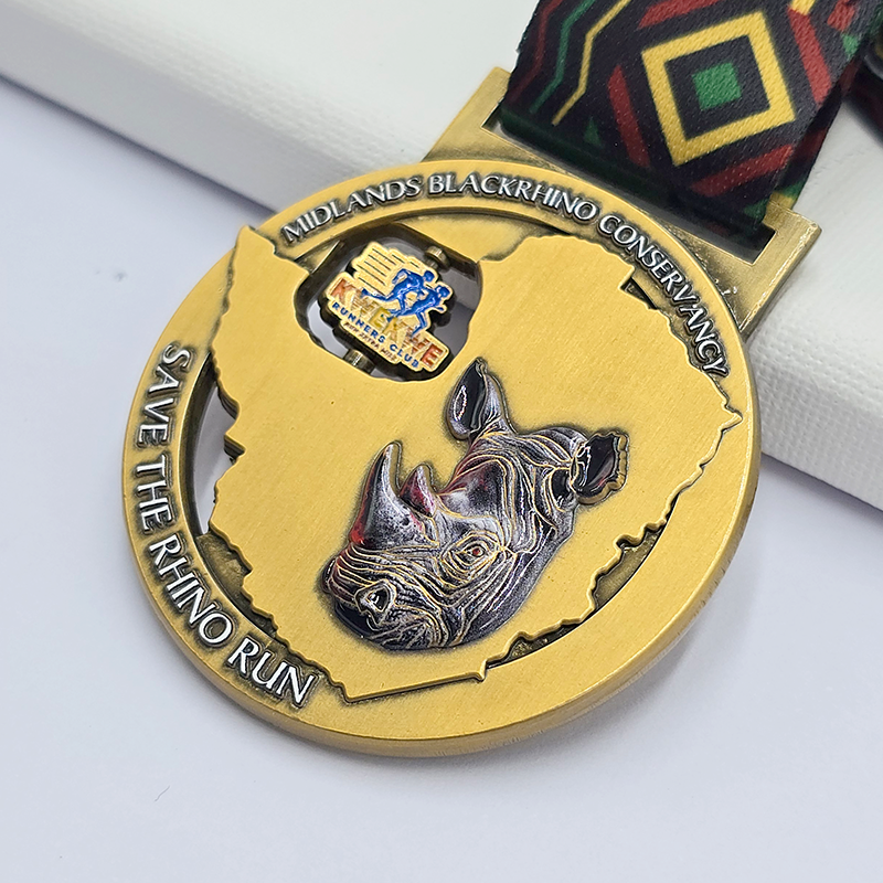 Conjunto de medallas metálicas con temática multicultural: Carrera para la conservación del rinoceronte africano / Carrera musical con guitarras / Conmemoración de la Asociación de Profesores / Ayuda con zapatillas de correr: un conjunto coleccionable de carreras destacadas a nivel mundial.