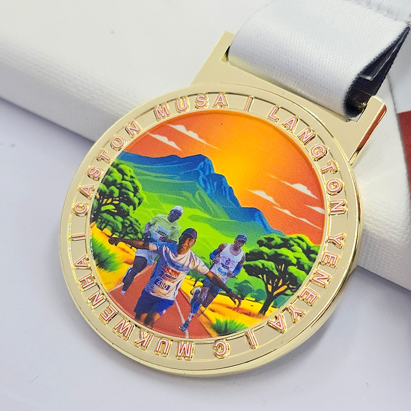 Conjunto de medallas metálicas con temática multicultural: Carrera para la conservación del rinoceronte africano / Carrera musical con guitarras / Conmemoración de la Asociación de Profesores / Ayuda con zapatillas de correr: un conjunto coleccionable de carreras destacadas a nivel mundial.