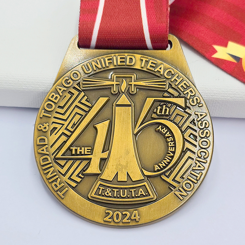 Conjunto de medallas metálicas con temática multicultural: Carrera para la conservación del rinoceronte africano / Carrera musical con guitarras / Conmemoración de la Asociación de Profesores / Ayuda con zapatillas de correr: un conjunto coleccionable de carreras destacadas a nivel mundial.