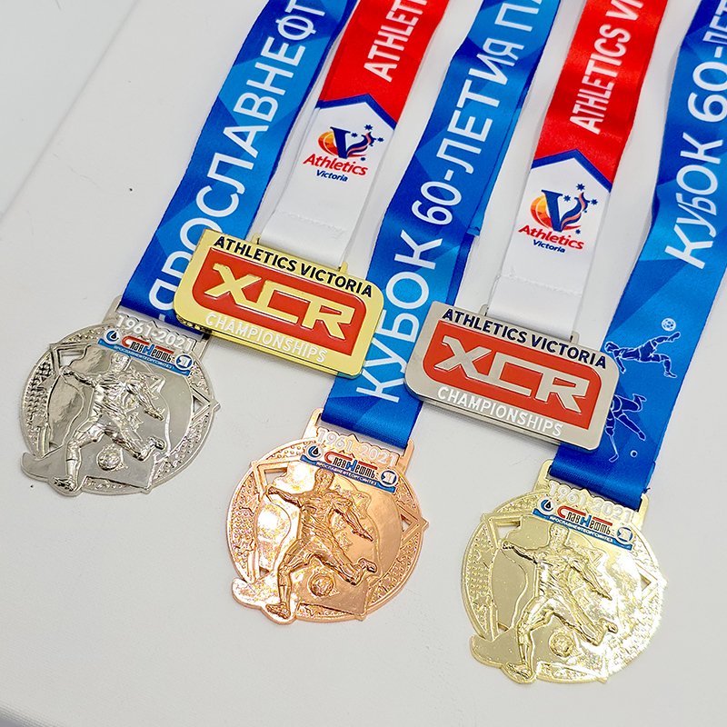Conjunto de medallas metálicas de atletismo australiano y ruso: Campeonato de Atletismo de Victoria / Conjunto conmemorativo del 60.º aniversario de la petroquímica rusa con relieve de atletas. Conjunto coleccionable de eventos deportivos profesionales.