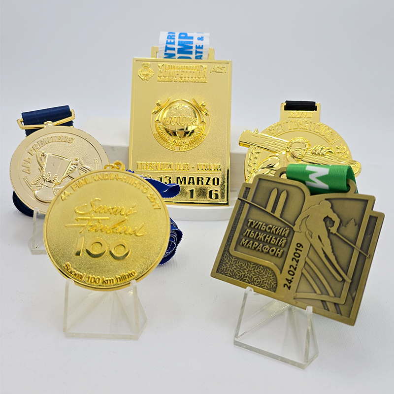 Conjunto de medallas de carreras con temática dorada global: en conmemoración de los atletas de la carrera de 100 km de Finlandia, las carreras internacionales italianas y la maratón de Tula en Rusia, incluyendo una escultura en relieve del globo terráqueo. Un conjunto coleccionable con medallas de múltiples carreras de todo el mundo.