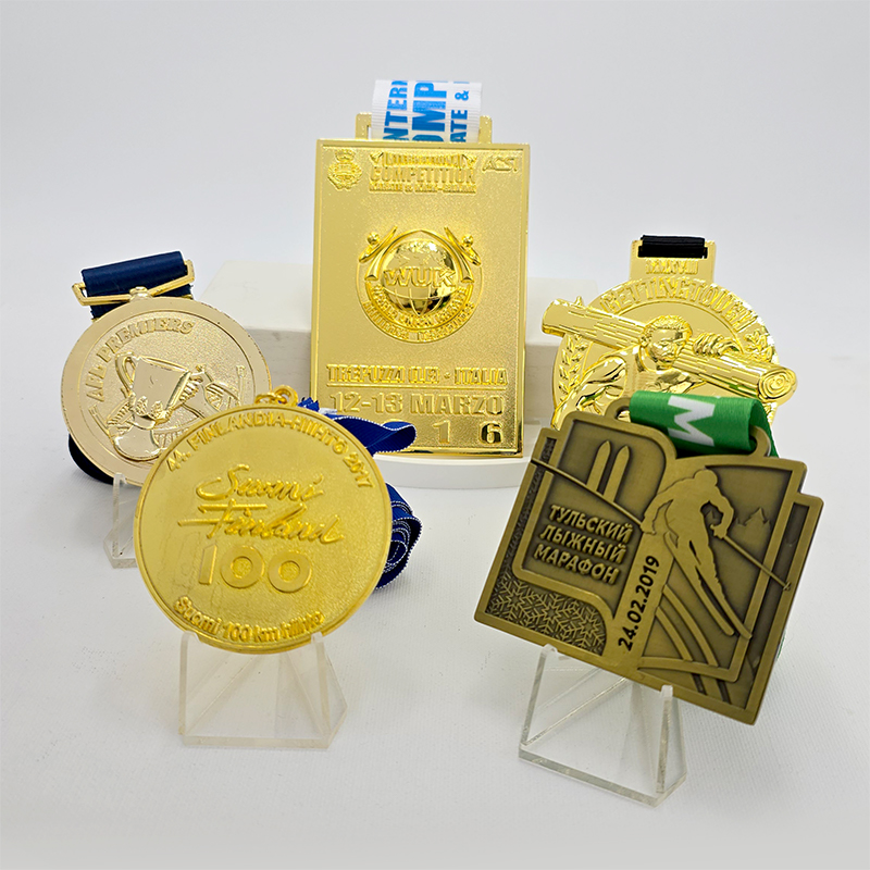 Conjunto de medallas de carreras con temática dorada global: en conmemoración de los atletas de la carrera de 100 km de Finlandia, las carreras internacionales italianas y la maratón de Tula en Rusia, incluyendo una escultura en relieve del globo terráqueo. Un conjunto coleccionable con medallas de múltiples carreras de todo el mundo.