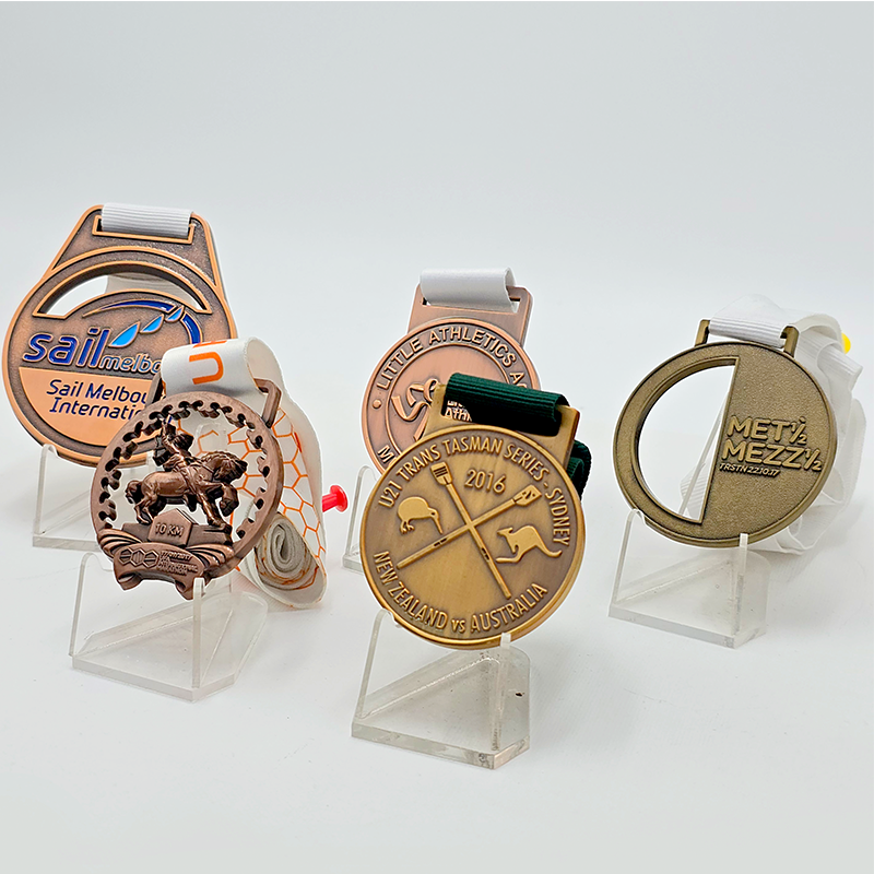Conjunto de medallas de bronce con temática de carreras de Australia y Nueva Zelanda: artículos conmemorativos de la Regata Internacional de Melbourne, la Carrera Ecuestre de 10 km y la Serie Trans-Tasman de Australia y Nueva Zelanda, que incluyen relieves de veleros y atletas. Un conjunto coleccionable con carreras de temática oceánica.