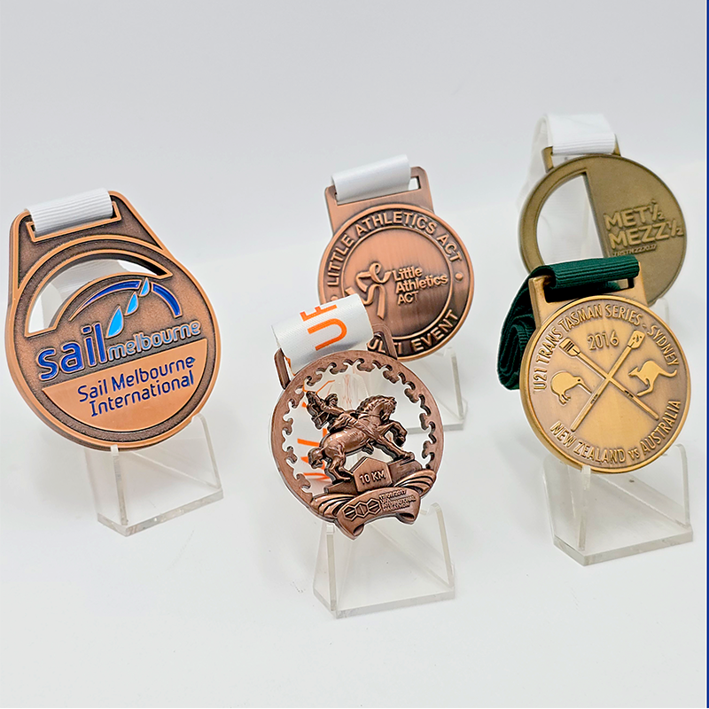 Conjunto de medallas de bronce con temática de carreras de Australia y Nueva Zelanda: artículos conmemorativos de la Regata Internacional de Melbourne, la Carrera Ecuestre de 10 km y la Serie Trans-Tasman de Australia y Nueva Zelanda, que incluyen relieves de veleros y atletas. Un conjunto coleccionable con carreras de temática oceánica.